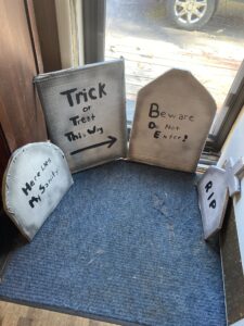 How to make easy Halloween Gravestones for your yard - Doing It-Projects with CSBergman